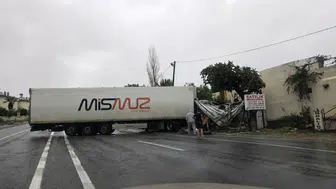 Mersin'de tır kontrolden çıkıp karşı şeride savruldu