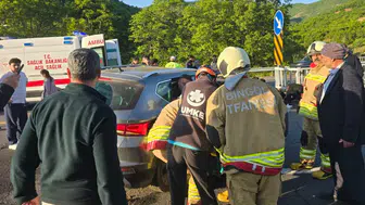 Bingöl'de kaza : Otomobil kaldırıma çarptı, 4 kişi yaralandı