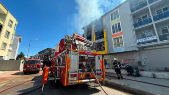 Çanakkale'de 3 katlı apartmanda yangın : Ekipler kontrol altına aldı