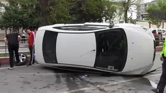 Siirt’te otomobil refüje çarpıp takla attı : 3 yaralı