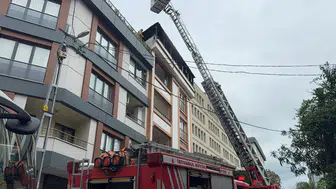 Küçükçekmece'de beş katlı binanın çatısında yangın çıktı