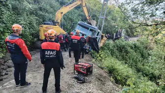 Rize'de geriye kayan kamyondan atlayan sürücü feci şekilde can verdi