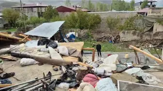 Van'da şiddetli rüzgar nedeniyle 4 evin çatısı uçtu