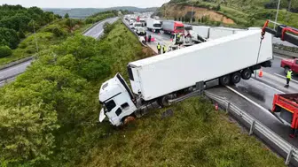 Beykoz'da zincirleme trafik kazası : Bariyerleri aşan tır yolun dışına çıktı