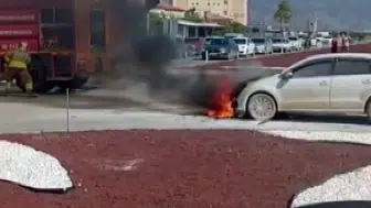 Hatay'da seyir halindeki otomobil alev alev yandı : Motor kısmında patlama yaşandı