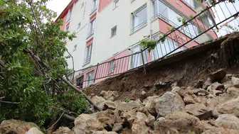 Amasya'da etkili olan yağışlar nedeniyle bir binanın istinat duvarı çöktü