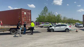 Gaziantep'te feci kaza : Otomobil tıra çarptı, 1 ölü, 4 yaralı