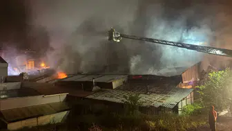 Arnavutköy'de ahşap kalıp üretim tesisinde yangın çıktı