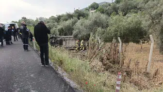 Manisa'da feci kaza : İşçi servisi tarlaya devrildi, 12 kişi yaralandı