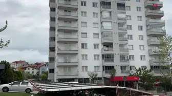 Uşak'ta fırtına : Çatılar uçtu, araçlarda hasar oluştu
