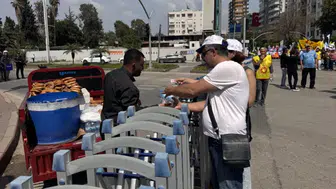 Adana'da simitçiler ve su satıcıları, bariyerlerin arkasında çalışmaya devam etti