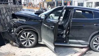 Elazığ'da iki otomobil çarpıştı : 3 kişi yaralandı