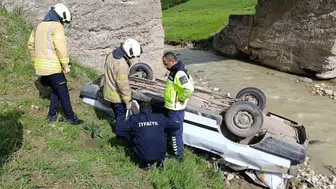 Muş'ta kontrolden çıkan otomobil köprüden düştü : 2 yaralı