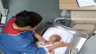 5 günlük bebeğe şiddet uygulayan hemşirenin davası ertelendi