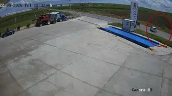 Diyarbakır'da otomobil tarlaya yuvarlandı : 4 kişi yaralandı