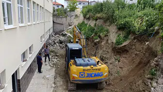 Manisa'da okul duvarı çöktü : Ekipler çalışmalara başladı