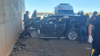 Diyarbakır'da otomobil alt geçitte duvara çarptı : 5 kişi yaralandı