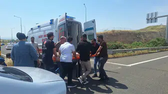 Şanlıurfa'da iki otomobil çarpıştı, 2 kişi yaralandı