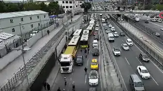 Bahçelievler'de İETT otobüsü arızalandı : Uzun araç kuyrukları oluştu