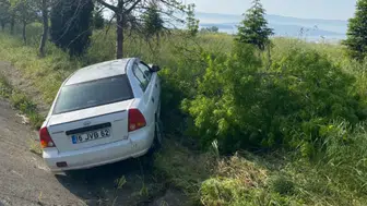 Bursa-Balıkesir kara yolunda otomobil yoldan çıktı : 2 yaralı