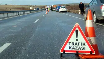 Bodrum'da otomobil bariyerlere sağlandı : Tavan tamamen ezildi