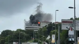 Beyoğlu'nda 5 katlı binanın çatısında yangın çıktı