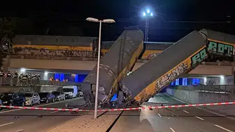 Almanya'da iki yük treni köprüde çarpıştı : Vagonların caddeye düştüğü kazada 1 ölü