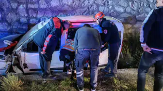 Çorum'da ticari araç, istinat duvarından düştü : 2 yaralı