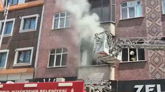 Sultangazi'de daire yangını : Şarjda unutulan cep telefonu evi yaktı