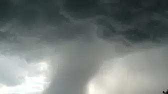 Antalya'nın Serik ilçesinde hortum : Şemsiyeler savruldu