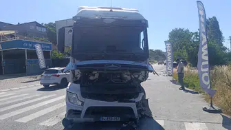 Küçükçekmece'de tır ile hafif ticari araç kafa kafaya çarpıştı