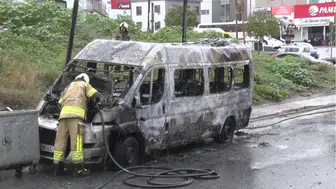 İstanbul Arnavutköy'de servis minibüsü alev alev yandı