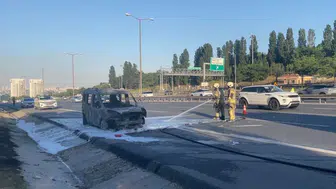Esenyurt TEM Otoyolu'nda seyir halindeki araçta yangın çıktı