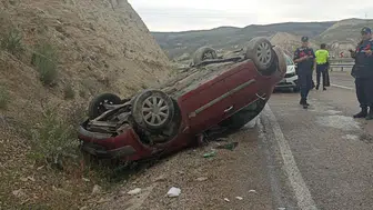 Sivas'ta kontrolden çıkan otomobil takla attı : 2'si ağır 3 yaralı