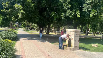 Adana'da sıcaklık 33 dereceyi aştı : Vatandaşlar gölgelere akın etti