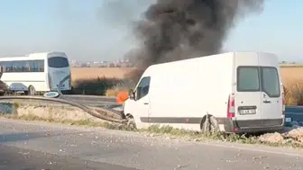 Tekirdağ'da aydınlatma direğine çarpan araç yandı : 1 yaralı