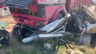 Şanlıurfa'da kamyonun altında ezilen otomobildeki 2 kişi öldü