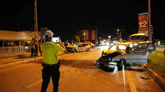 Erzincan'da çarpışan otomobiller hurdaya döndü : Yaralılar var