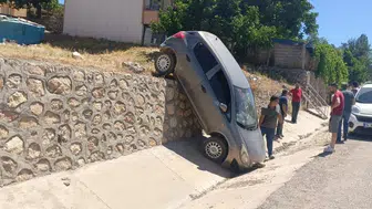 Adıyaman'da el freni unutuldu, otomobil istinat duvarından düştü : 2 yaralı