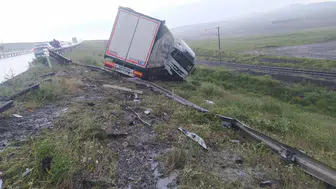 Sivas'ta tır bariyerlere çarptı, sürücü yaralandı