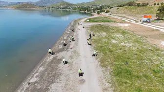 Hazar Gölü çevresindeki temizlik çalışmalarında 12 ton atık toplandı