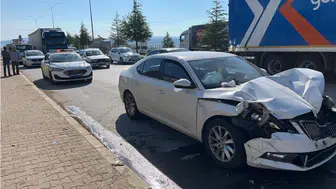 Uşak Banaz’da zincirleme kaza : 3 araç birbirine girdi, 4 kişi yaralandı
