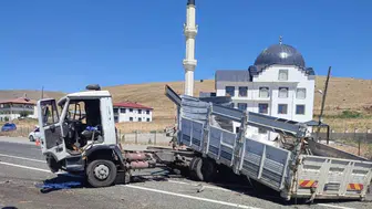 Elazığ’da kamyonlar çarpıştı : Dorse yerinden çıktı, 1 kişi yaralandı