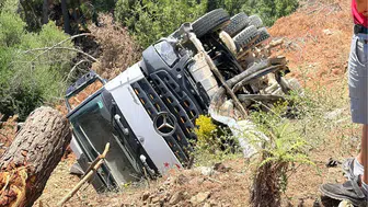 Muğla Datça'da kaza : Kamyon uçuruma yuvarlandı, sürücü yaralandı