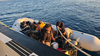 İzmir açıklarında 1'i çocuk 20 düzensiz göçmen yakalandı