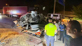 Antalya'da feci kaza : Otomobil direğe çarptı, sürücü yaşamını yitirdi
