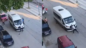 Elazığ'da dehşet anları : Önünü kestiği minibüsü yumrukladı
