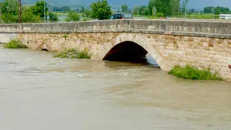 Tokat'ta sağanak : Yeşilırmak taştı, taş köprü sular altında kaldı