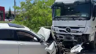 Sivas'ta otomobil ile tır çekicisinin çarpıştığı kazada sürücü hayatını kaybetti