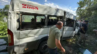 Burdur'da minibüs tarlaya uçtu, 8 kişi yaralandı